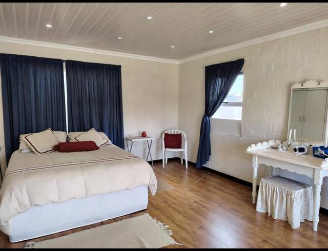 4 BEDROOM HOUSE FOR SALE IN PRINGLE BAY